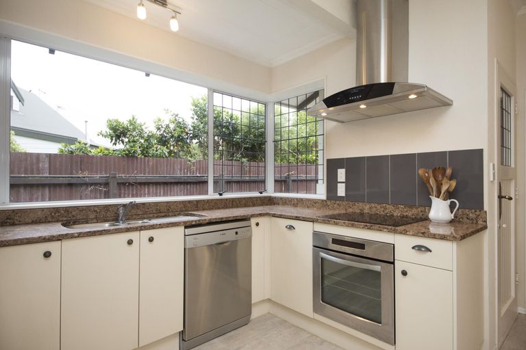 Photo of property in 106 Waterloo Crescent, Hokowhitu, Palmerston North, 4410