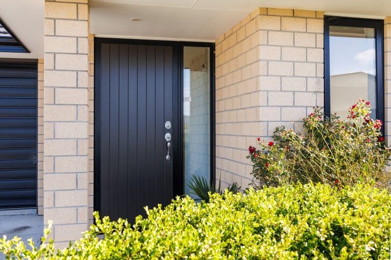 Photo of property in 12 Gibraltar Way, Fitzherbert, Palmerston North, 4410