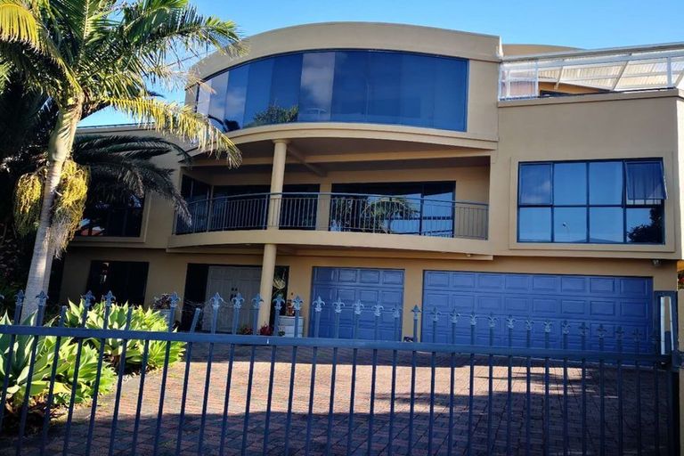 Photo of property in 16 Belleaire Court, West Harbour, Auckland, 0618