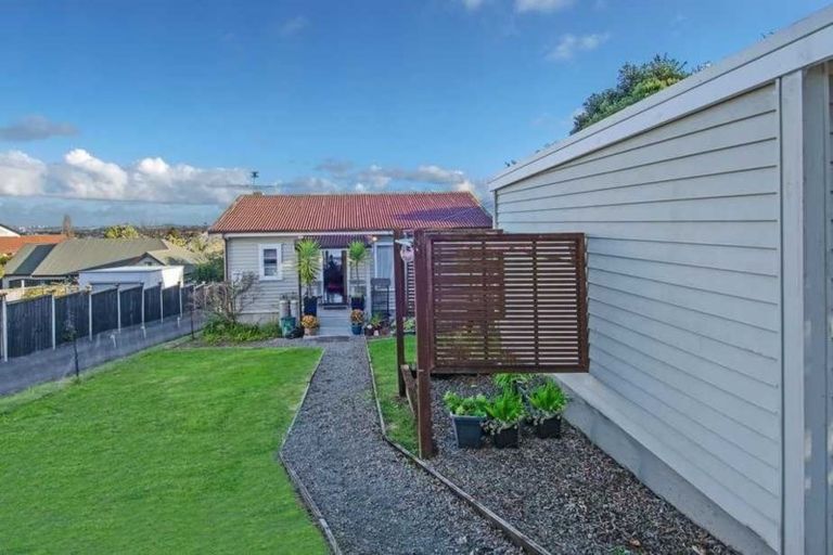 Photo of property in 1/236 East Coast Road, Forrest Hill, Auckland, 0620