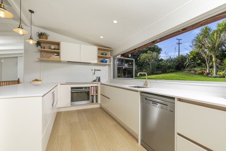 Photo of property in 5 Ngatira Road, Muriwai, Waimauku, 0881