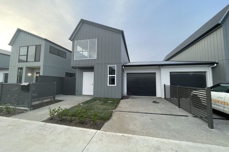Photo of property in 16 Koreke Close, Kenepuru, Porirua, 5022