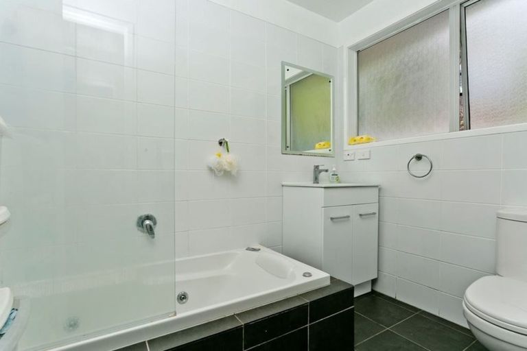 Photo of property in 2/12 Wanita Place, Totara Vale, Auckland, 0629