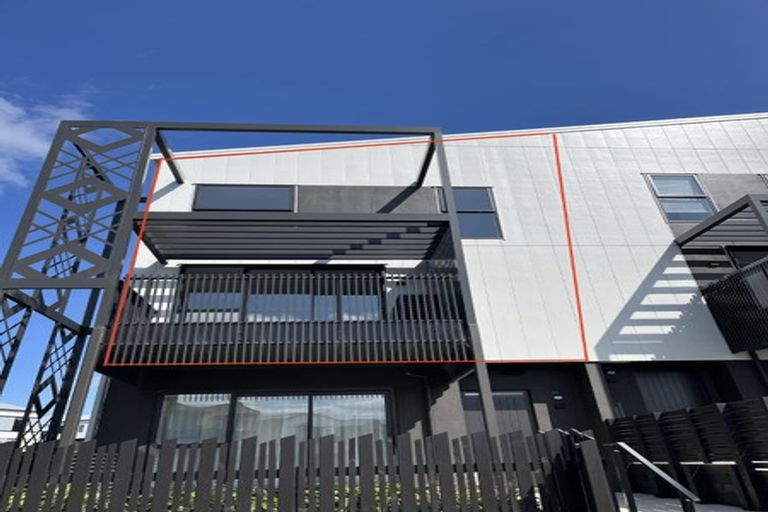 Photo of property in 4/1 Ko Roa Lane, Hobsonville, 0616