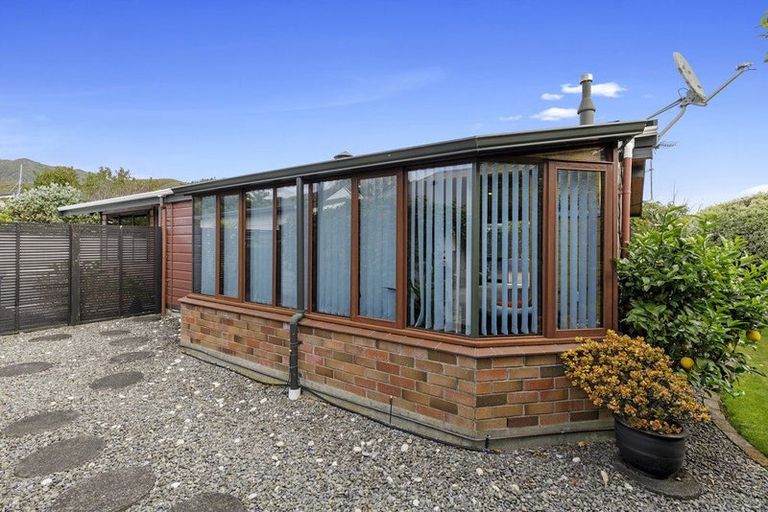 Photo of property in 6a Pilcher Crescent, Naenae, Lower Hutt, 5011