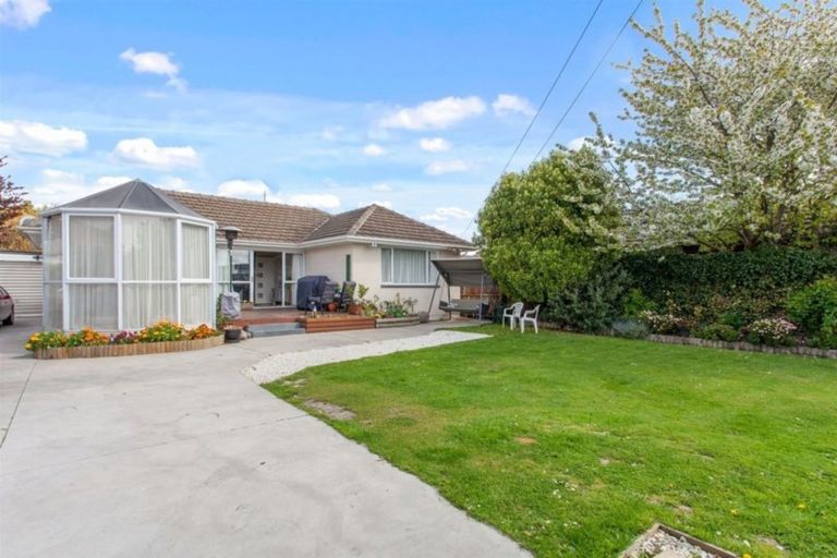 Photo of property in 62 Farquhars Road, Redwood, Christchurch, 8051