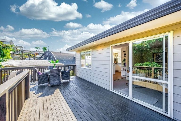 Photo of property in 30a Colmar Road, Mellons Bay, Auckland, 2014