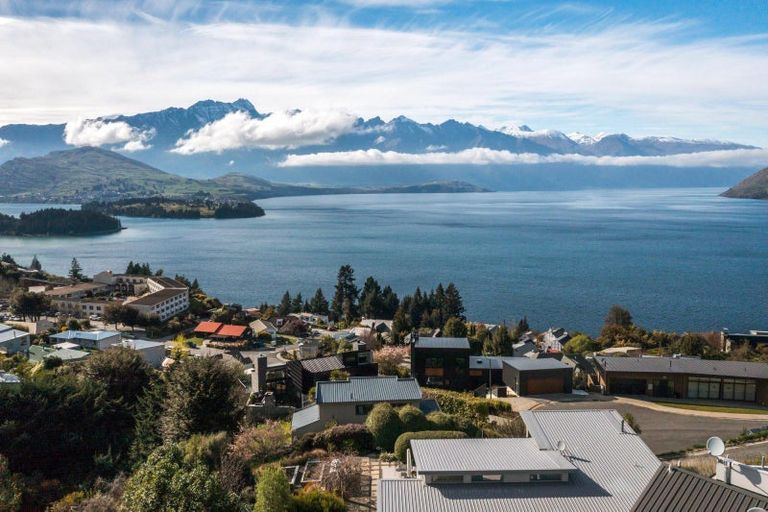 Photo of property in 9 Matakauri Place, Fernhill, Queenstown, 9300