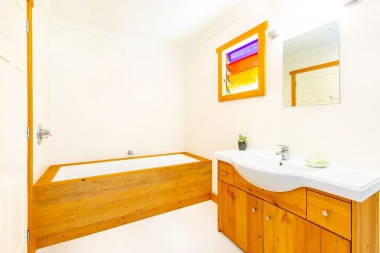 Photo of property in 1a Rakaunui Street, Raglan, 3297