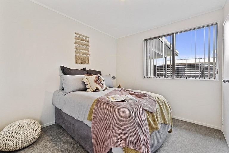 Photo of property in 2/3 Sparrow Place, Weymouth, Auckland, 2103