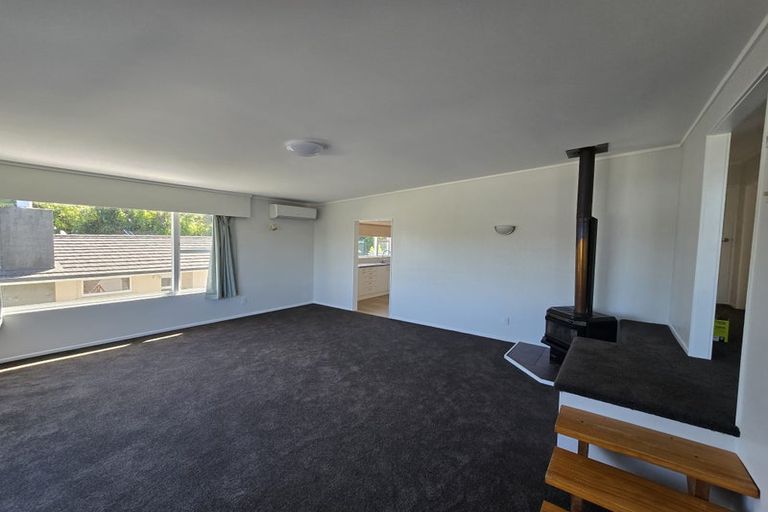 Photo of property in 25 Bellringer Crescent, Newlands, Wellington, 6037