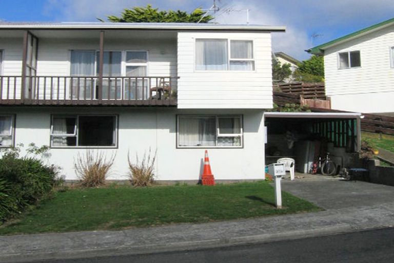 Photo of property in 30 Colchester Crescent, Newlands, Wellington, 6037