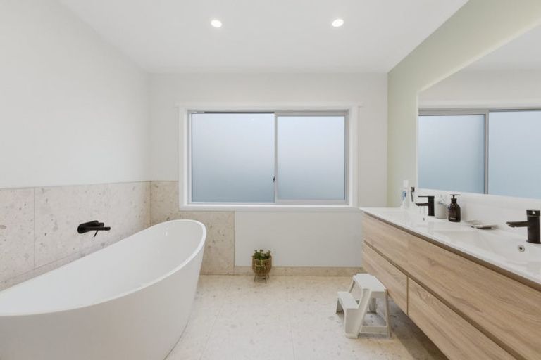Photo of property in 82 Wairau Road, Oakura, 4314