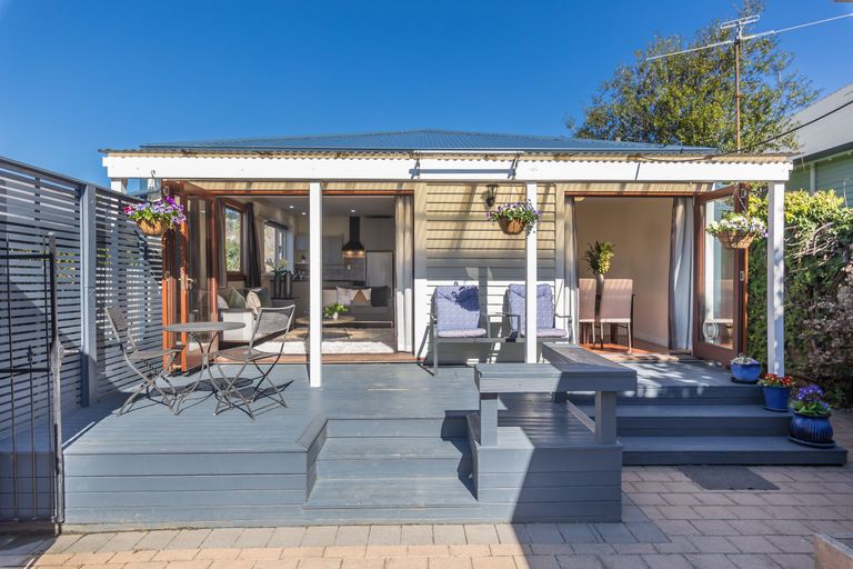 Photo of property in 69 Corson Avenue, Beckenham, Christchurch, 8023