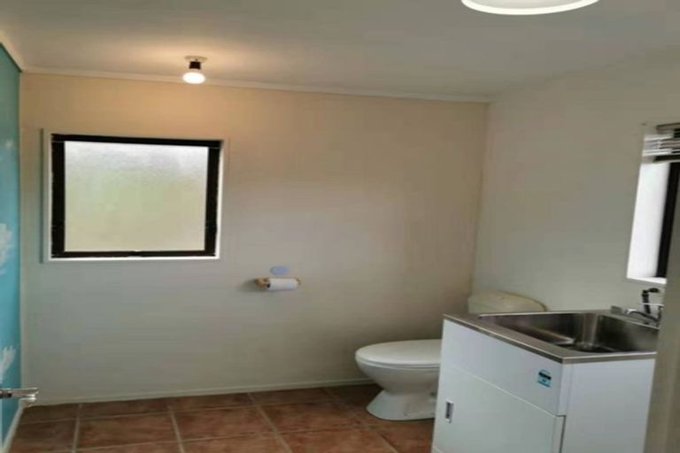 Photo of property in 18 Hueglow Rise, West Harbour, Auckland, 0618