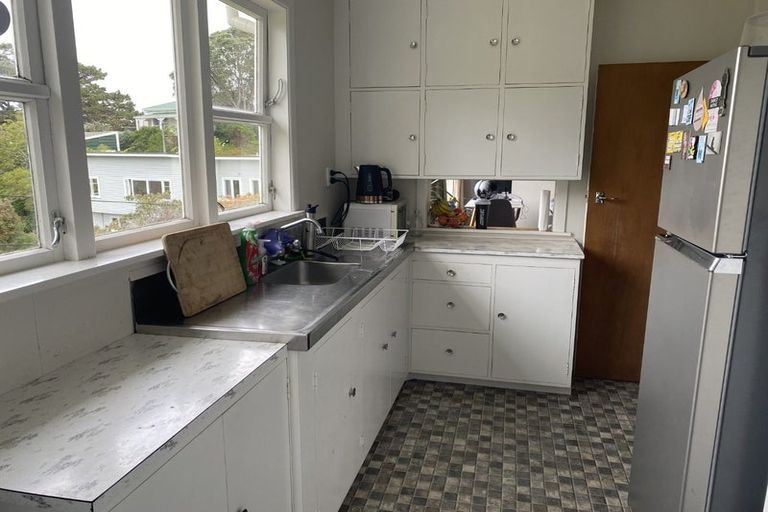 Photo of property in 2b Garden Road, Northland, Wellington, 6012