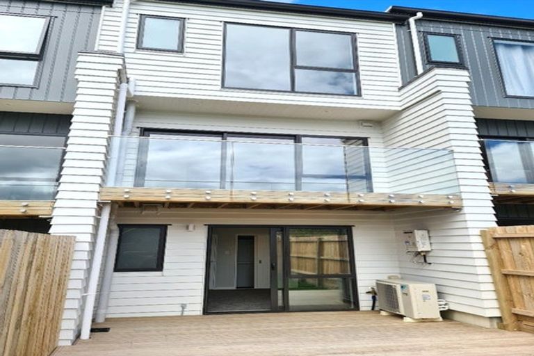 Photo of property in 2/28 Ludlow Terrace, Totara Vale, Auckland, 0627