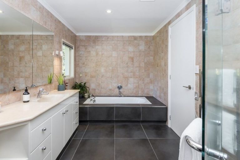 Photo of property in 2 Pleasant Place, Mellons Bay, Auckland, 2014