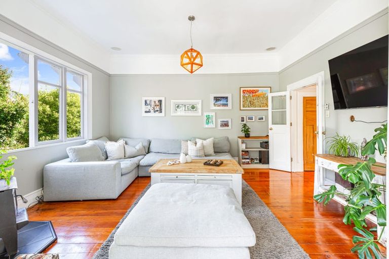 Photo of property in 88 Woodlands Park Road, Titirangi, Auckland, 0604