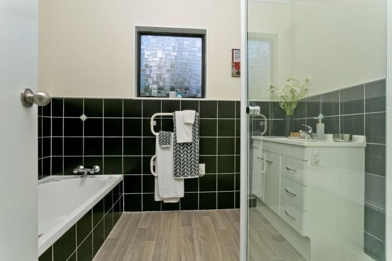 Photo of property in 12 Sunward Rise, Glenfield, Auckland, 0629