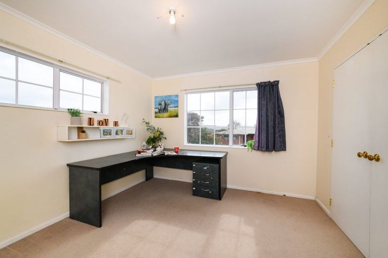 Photo of property in 2 Rosebank Avenue, Kelvin Grove, Palmerston North, 4414
