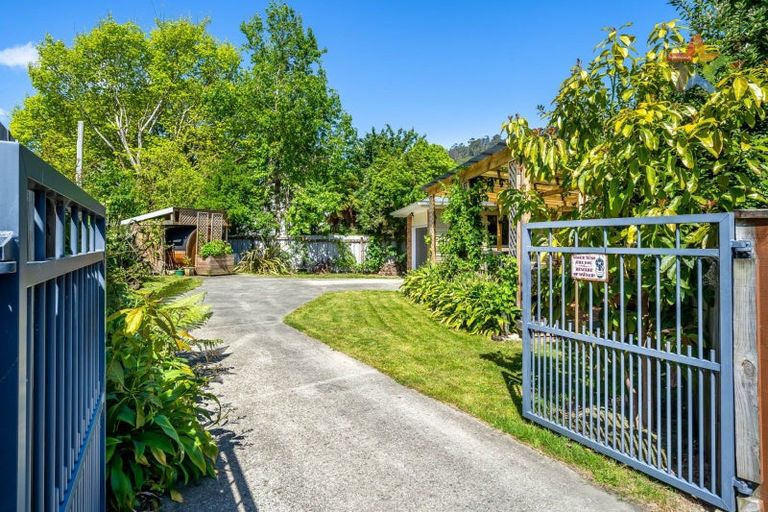 Photo of property in 1a Peel Place, Wainuiomata, Lower Hutt, 5014