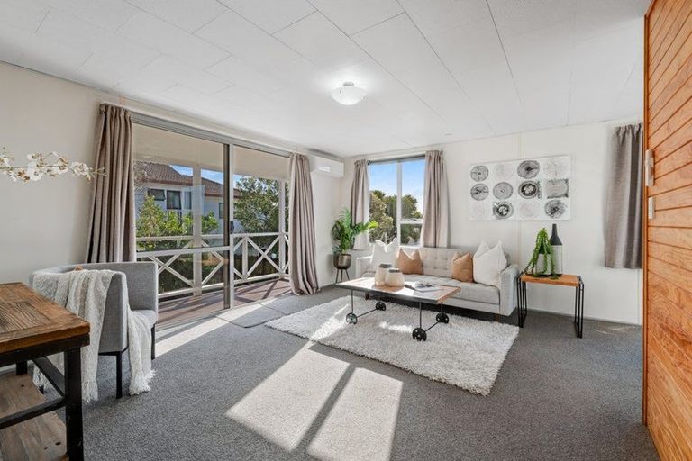 Photo of property in 2/26 Barbados Drive, Unsworth Heights, Auckland, 0632