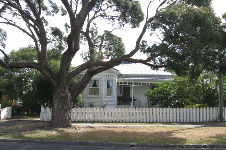 Photo of property in 11 Tui Glen Road, Birkenhead, Auckland, 0626