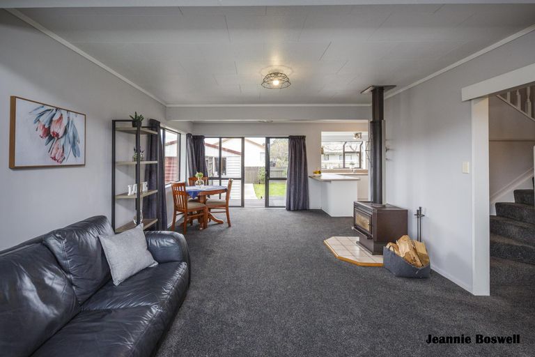 Photo of property in 41 Dalfield Place, Highbury, Palmerston North, 4412