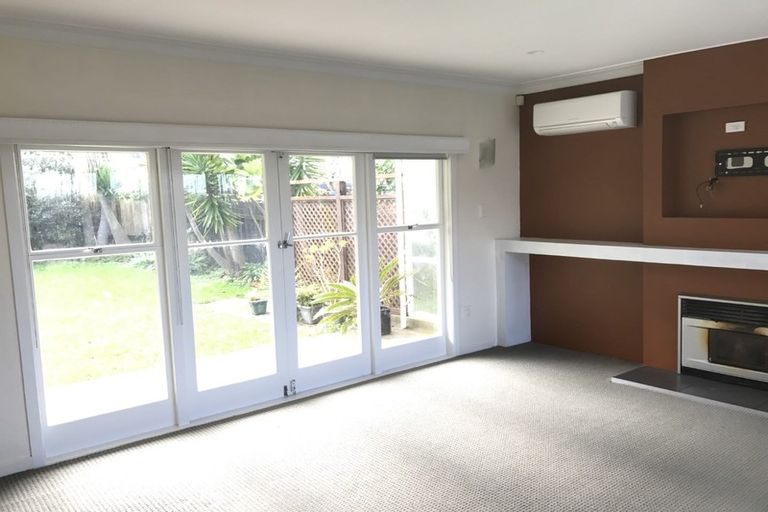 Photo of property in 12 Tiroroa Avenue, Te Atatu South, Auckland, 0610