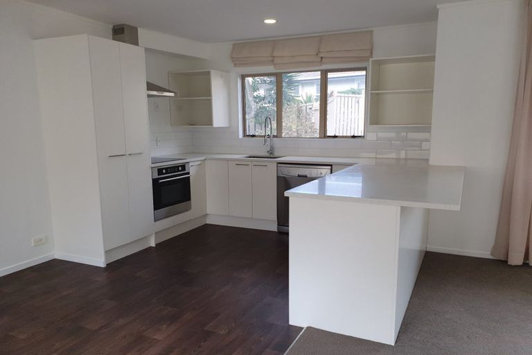 Photo of property in 8a Aplin Place, Birkdale, Auckland, 0626