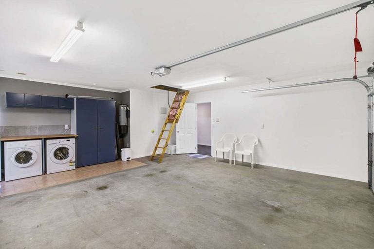 Photo of property in 7 Montcalm Close, Orewa, 0931