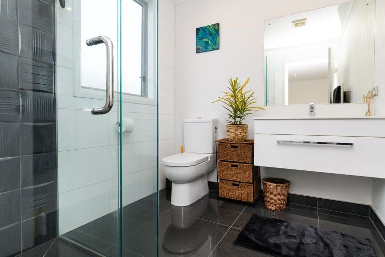 Photo of property in 4 Saint Heliers Grove, Fitzherbert, Palmerston North, 4410