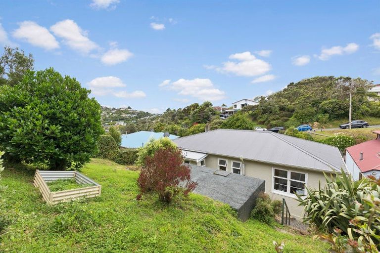 Photo of property in 36 Miles Crescent, Newlands, Wellington, 6037