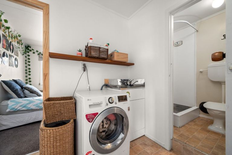 Photo of property in 10 Porter Avenue, Te Atatu South, Auckland, 0610