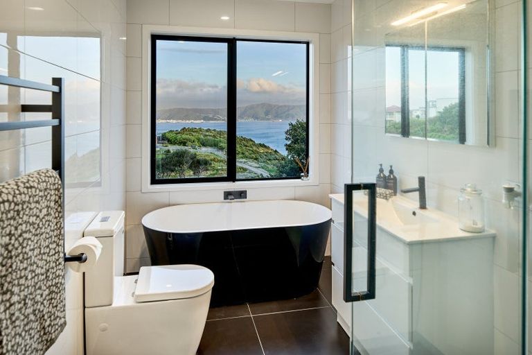 Photo of property in 9 Cromwell Point, Newlands, Wellington, 6037