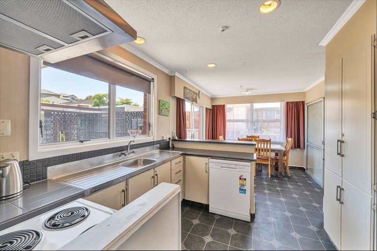 Photo of property in 8 Kennedy Place, Merrilands, New Plymouth, 4312