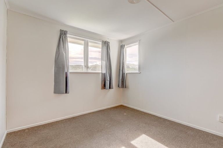 Photo of property in 115-117 Sievers Grove, Cannons Creek, Porirua, 5024