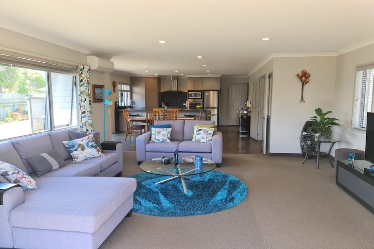 Photo of property in 30 Simpson Crescent, Raumati Beach, Paraparaumu, 5032