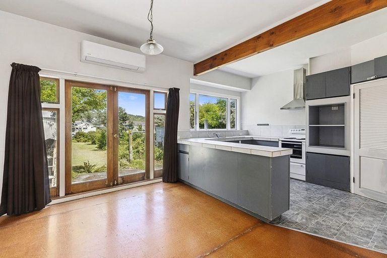Photo of property in 52 Main Road, Titahi Bay, Porirua, 5022