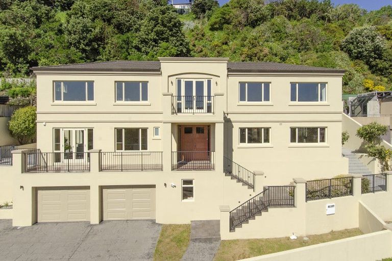 Photo of property in 19 Bunker Way, Strathmore Park, Wellington, 6022