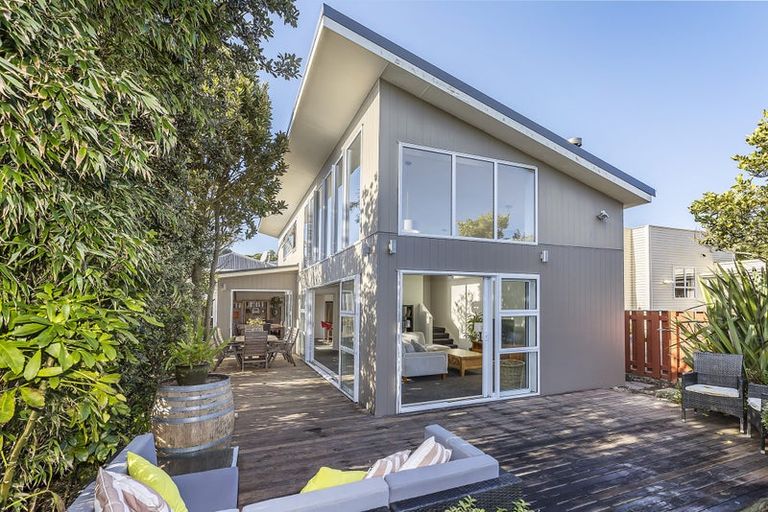 Photo of property in 8 Chatham Street, Berhampore, Wellington, 6023