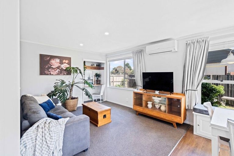 Photo of property in 37 Oakley Crescent, Hornby, Christchurch, 8042