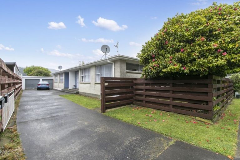 Photo of property in 270a Wellington Road, Wainuiomata, Lower Hutt, 5014