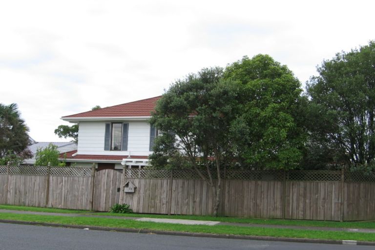 Photo of property in 2/64 Sandspit Road, Shelly Park, Auckland, 2014