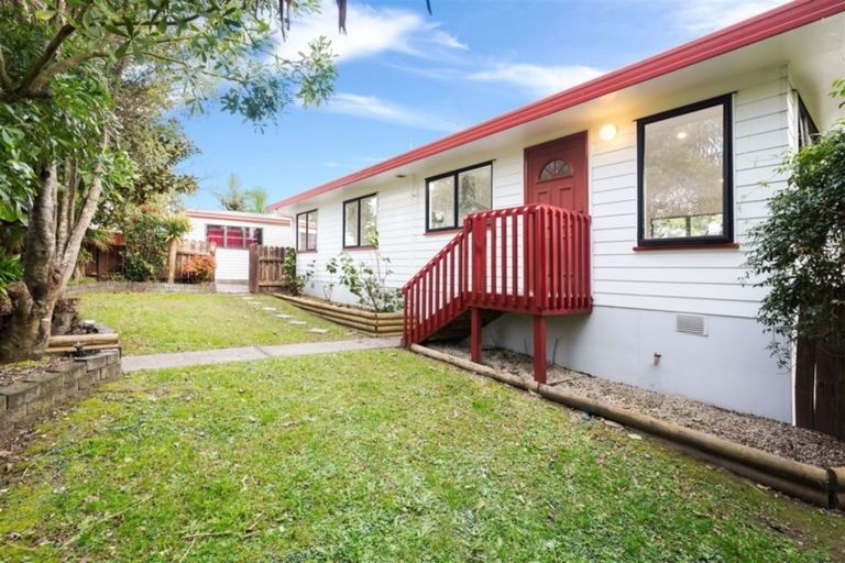 Photo of property in 12 Wren Place, Unsworth Heights, Auckland, 0632