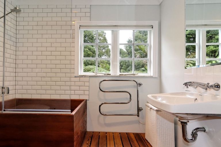 Photo of property in 199 Scenic Drive, Titirangi, Auckland, 0604