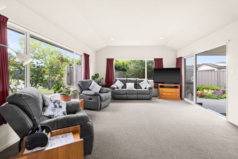 Photo of property in 2 Arthur Close, Clive, 4102