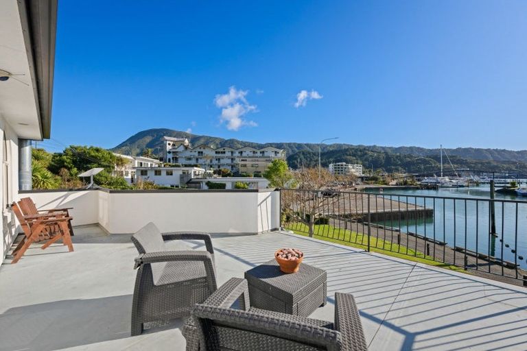 Photo of property in 37 Waikawa Road, Picton, 7220