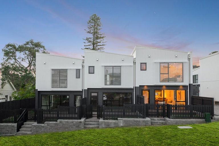 Photo of property in 1/18 Handley Avenue, Narrow Neck, Auckland, 0624
